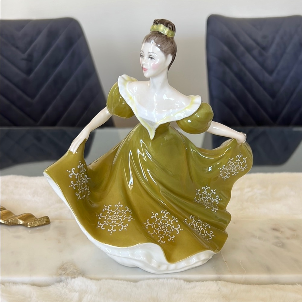 VINTAGE ROYAL DOULTON FIGURINE "LYNNE" #NH 2329